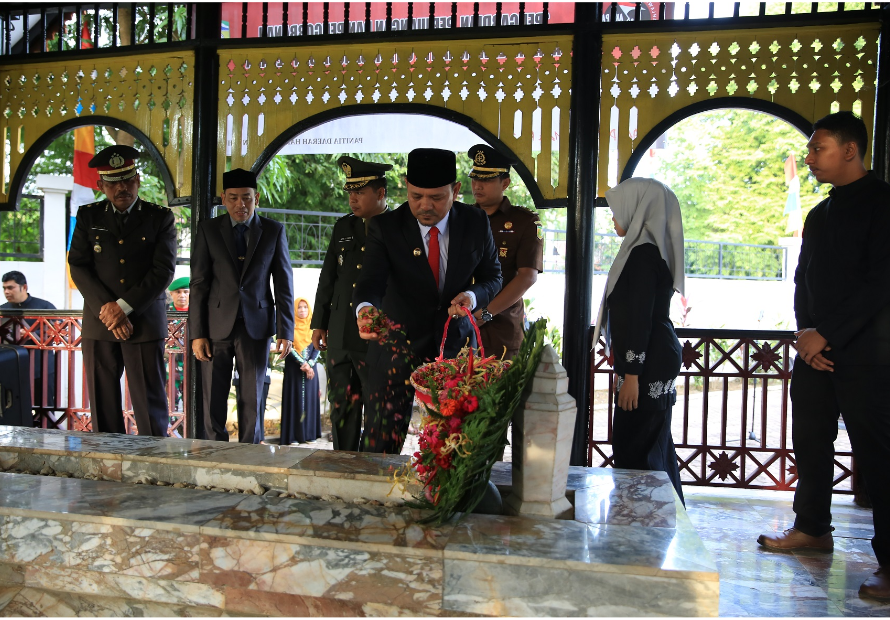 Peringati Hari Pahlawan, Forkopimda Aceh Besar Ziarah Makam T. Nyak Arief