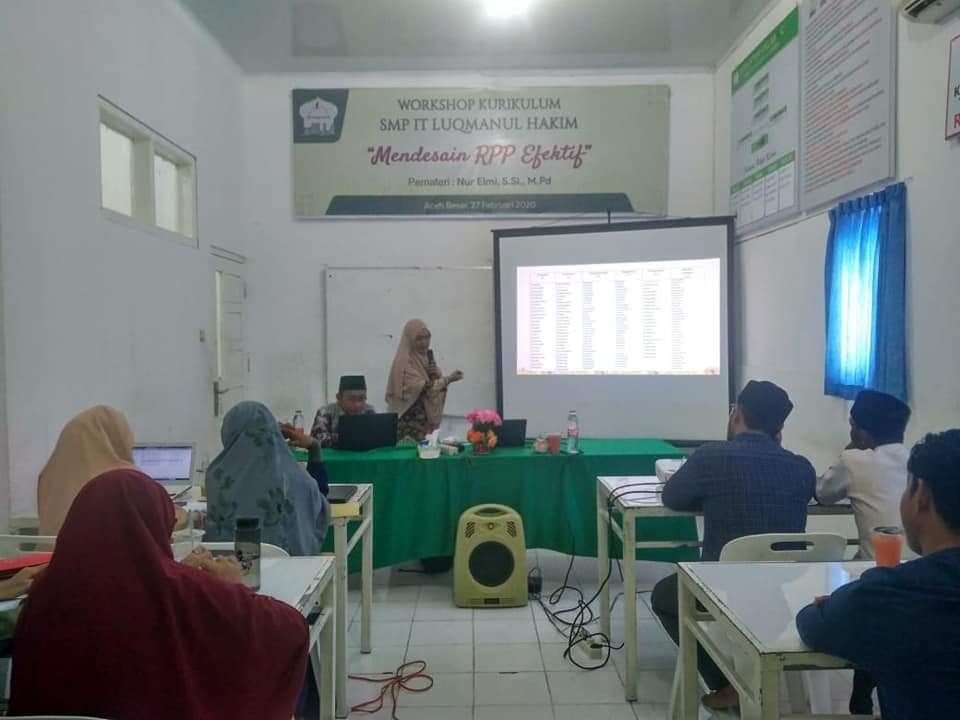 SMP IT LUQMANUL HAKIM Gelar Workshop Kurikulum