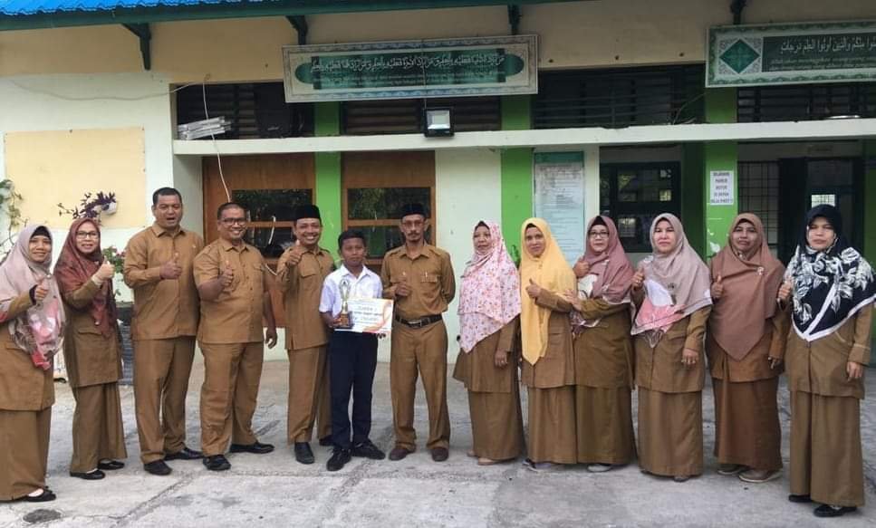 Alfin Persembahkan Piala Ke-5 Untuk MTsN 3 Banda Aceh