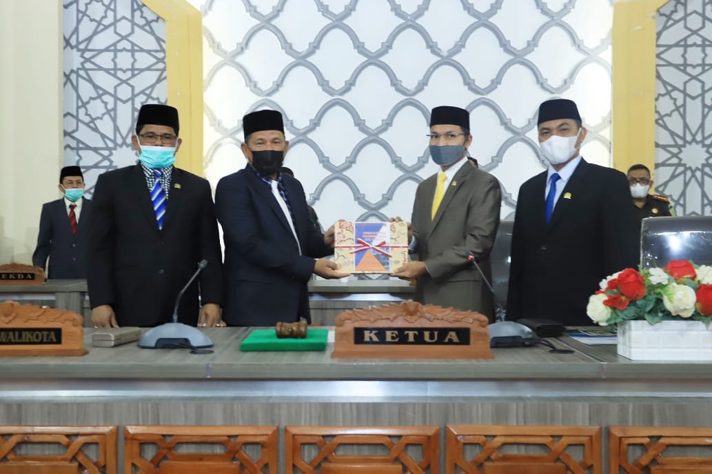 Wakil Wali Kota Serahkan LKPJ Wali Kota TA 2020 ke Dewan