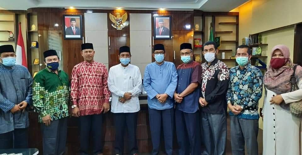 ASN Kemenag Aceh Besar Serahkan Wakaf Tunai 100 juta untuk Pembangunan Mushalla Al-Ikhlas 1 FB IMG 1620365733636
