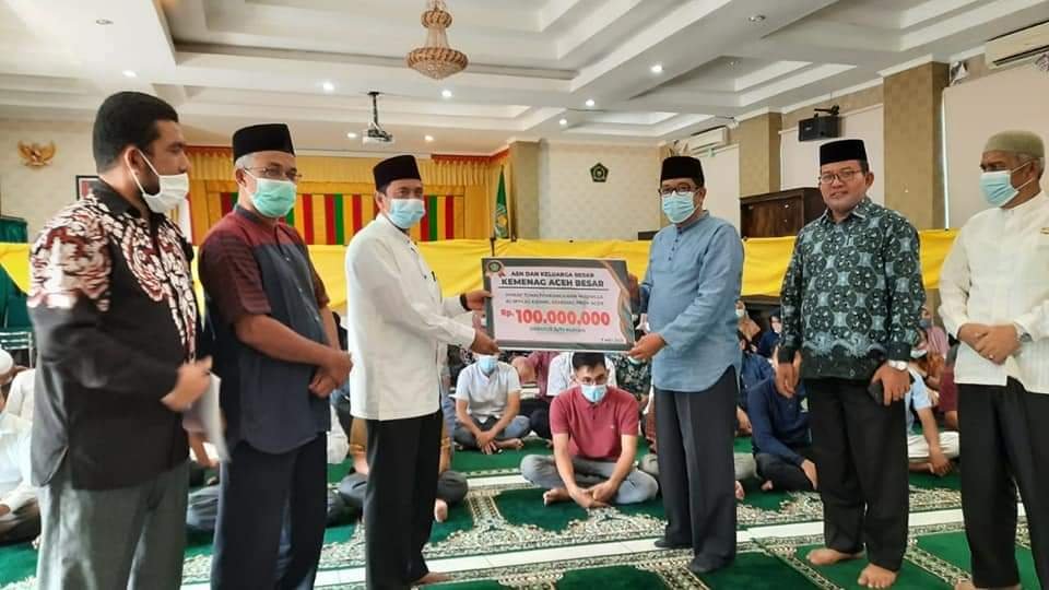 ASN Kemenag Aceh Besar Serahkan Wakaf Tunai 100 juta untuk Pembangunan Mushalla Al-Ikhlas
