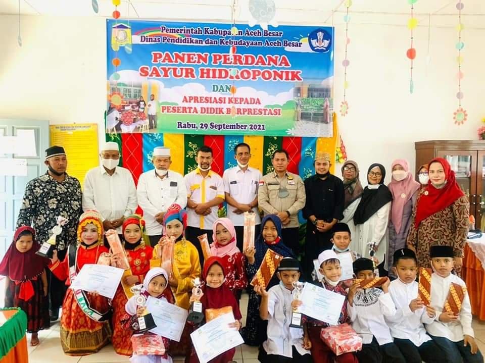 SDN Pertiwi Lamgarot Panen Perdana Sayur Hidroponik dan Apresiasi Siswa Berprestasi 1 FB IMG 1632908652450