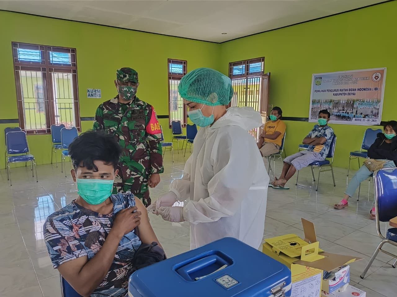 Aparat TNI Pastikan Pelaksanaan Vaksinasi Covid-19 Tahap I dan II Tertib dan Kondusif