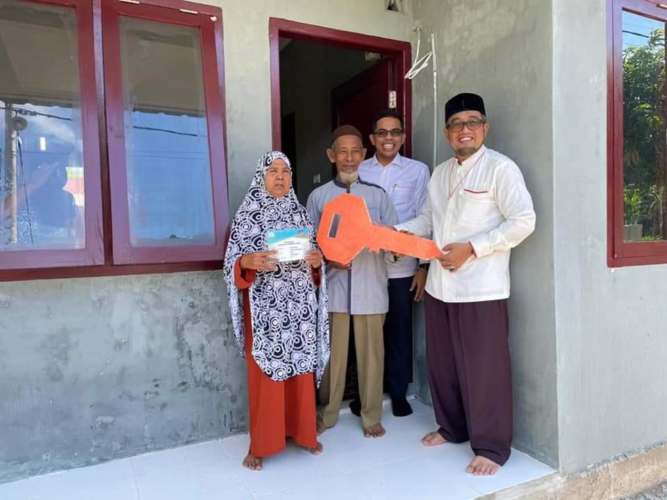 Anggota DPRA Serahkan Rumah Layak Huni untuk Keluarga Miskin