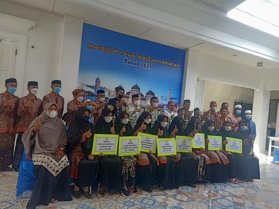 Walikota Banda Aceh Serahkan Bonus 80 Juta bagi Juara MQK II Tingkat Provinsi Aceh