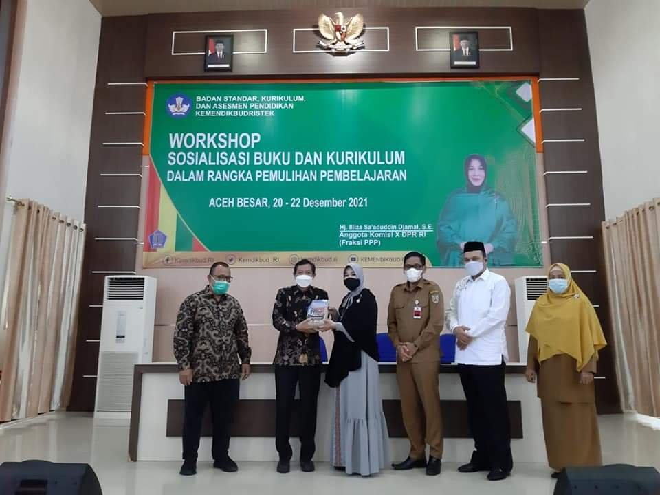 Kadisdikbud Banda Aceh Serahkan Buku Dalam Kegiatan Workshop Sosialisasi Buku dan Kurikulum