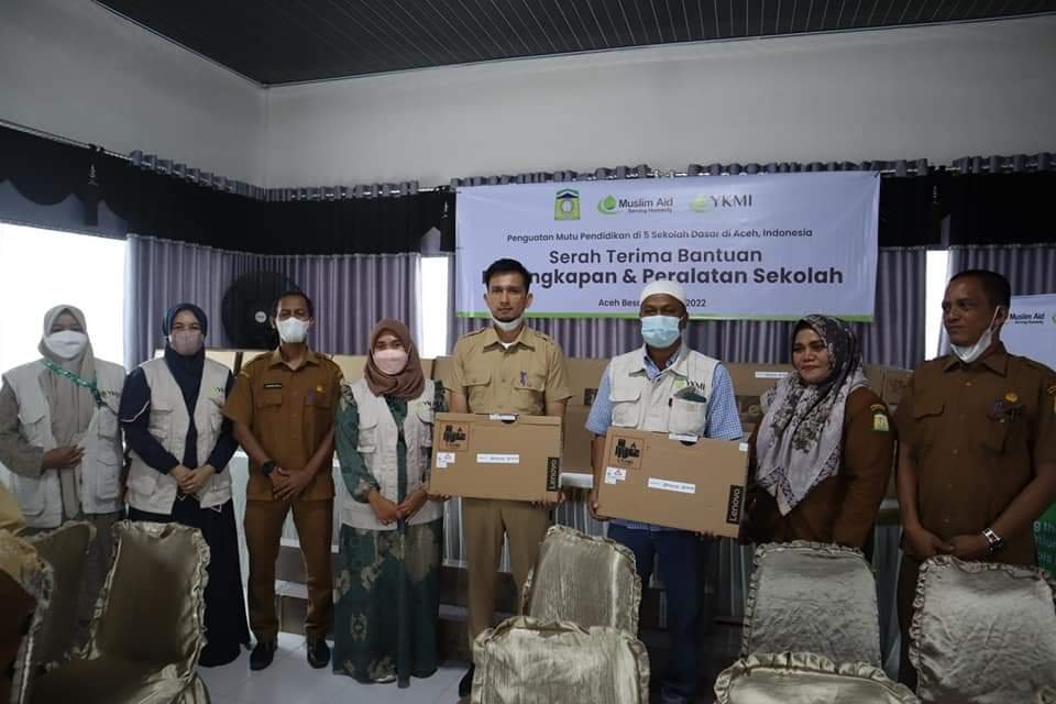 YKMI dan Muslim Aid UK Berikan Bantuan Perlengkapan Sekolah kepada 5 SD di Aceh Besar 1 FB IMG 1646730037952