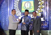 Ketua DPRK Aceh Besar Terima Anugerah Serambi Awards