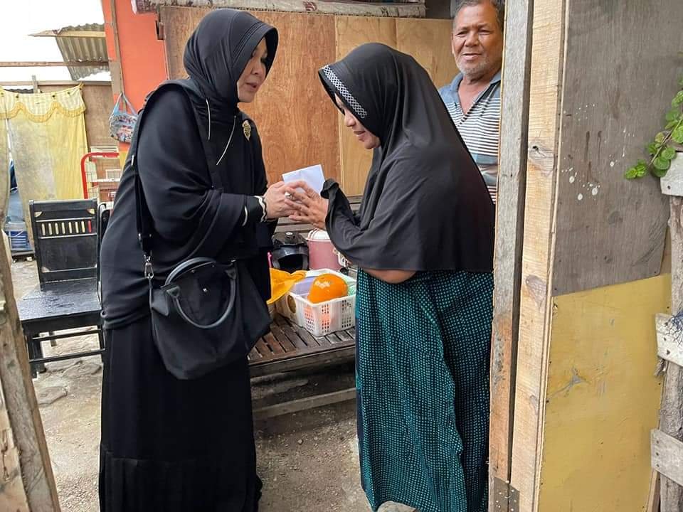 Illiza Sa'aduddin Djamal Bersama Ketua DPRK Banda Aceh Berikan Bantuan Masa Panik Korban Angin Kencang 1 FB IMG 1653877962287