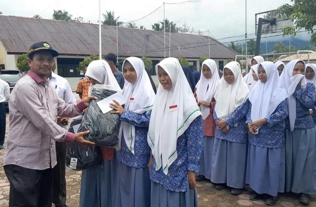 MKKS SMA Provinsi Aceh Salurkan Bantuan Korban Banjir di Aceh Selatan 1 FB IMG 1664980816522