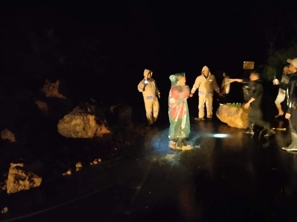 Personel Polsek Bandar Bersihkan Material Longsor yang Menutupi Badan Jalan