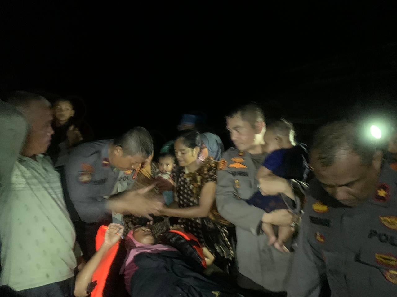 Kapolres Aceh Utara Turun Langsung Bantu Evakuasi Warga Korban Banjir