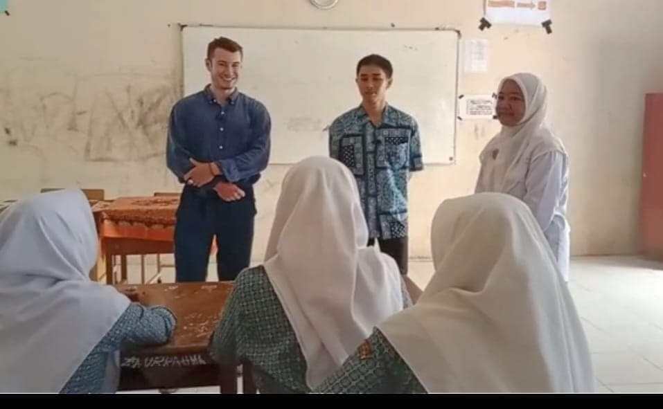 SMPN 2 Seulimeum Hadirkan Native Speaker dalam Pembelajaran Bahasa Inggris, Plt Kadisdikbud Beri Apresiasi