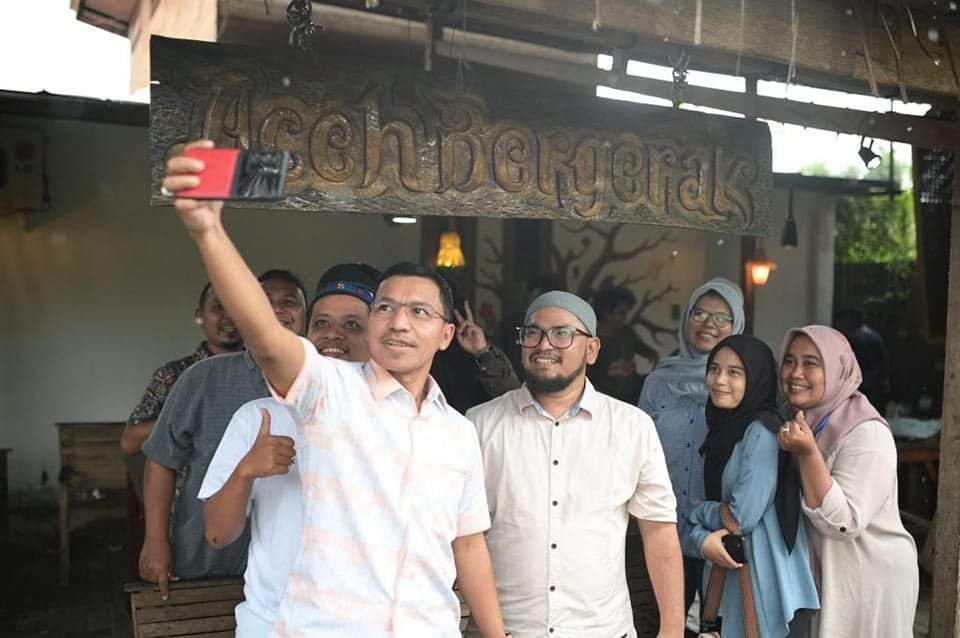 Datangi Basecamp Aceh Bergerak, Ketua DPRK Banda Aceh Diskusi Film Bersama Sineas Muda