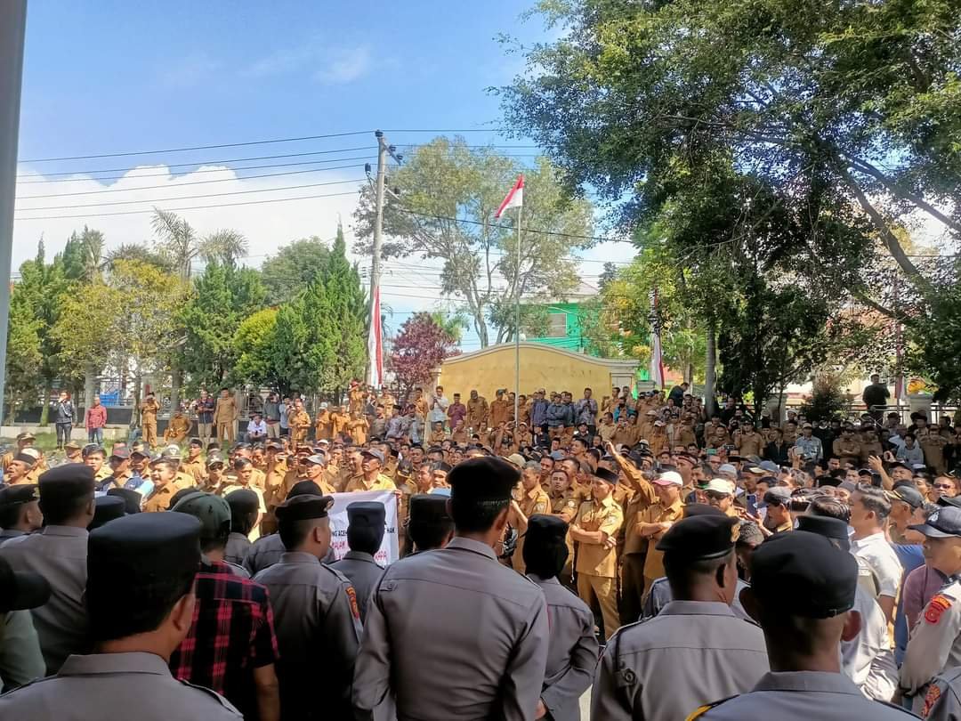 Ratusan Reje dan Aparatur Kampung Unjuk Rasa di Kantor DPRK Aceh Tengah Ini Tuntutannya