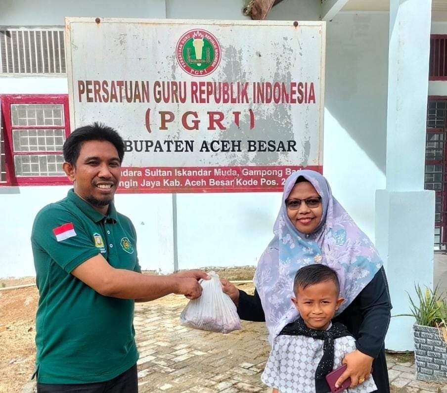 PGRI Aceh Besar Kembali Salurkan 400 Paket Daging Kurban