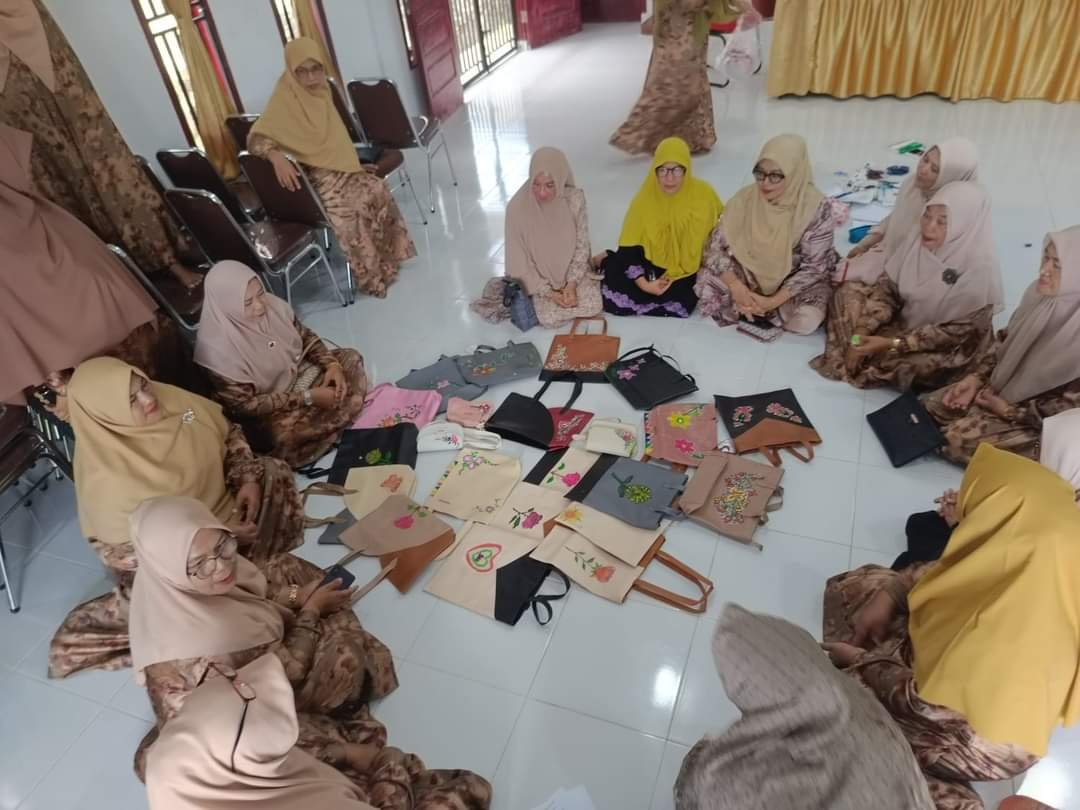 ISBI Aceh Beri Pengenalan Seni Lukis Kepada Pengurus PKK Kota Jantho