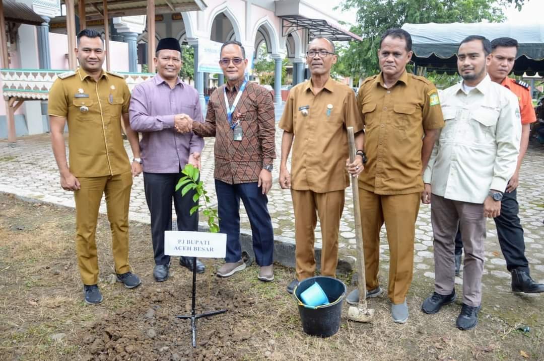 Pemkab Aceh Besar dan PT Angkasa Pura II Bagikan Bibit dan Tanam Pohon Bersama
