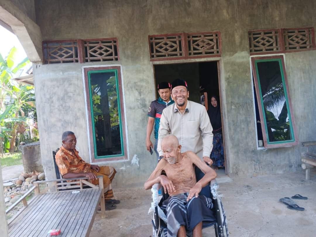 Senator Fadhil Rahmi Serahkan Kursi Roda untuk Lansia di Sawang