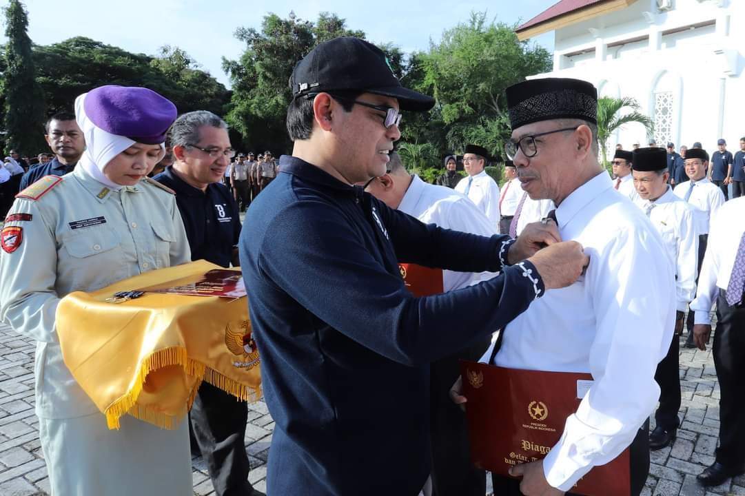 30 PNS UIN Ar-Raniry Terima Satyalancana Karya Satya pada Peringatan HAB Ke-78 1 FB IMG 1704255496963