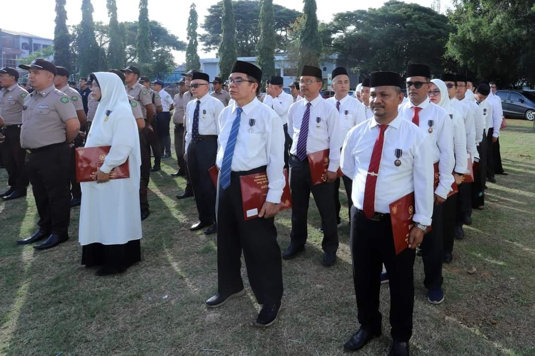 30 PNS UIN Ar-Raniry Terima Satyalancana Karya Satya pada Peringatan HAB Ke-78 2 FB IMG 1704259634591
