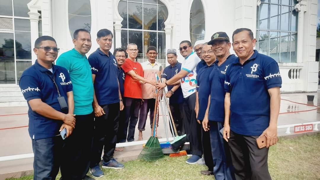 Gelar aksi HAB Ke 78, Kemenag Aceh Besar Bersihkan Mesjid dan Pantai Lhoknga