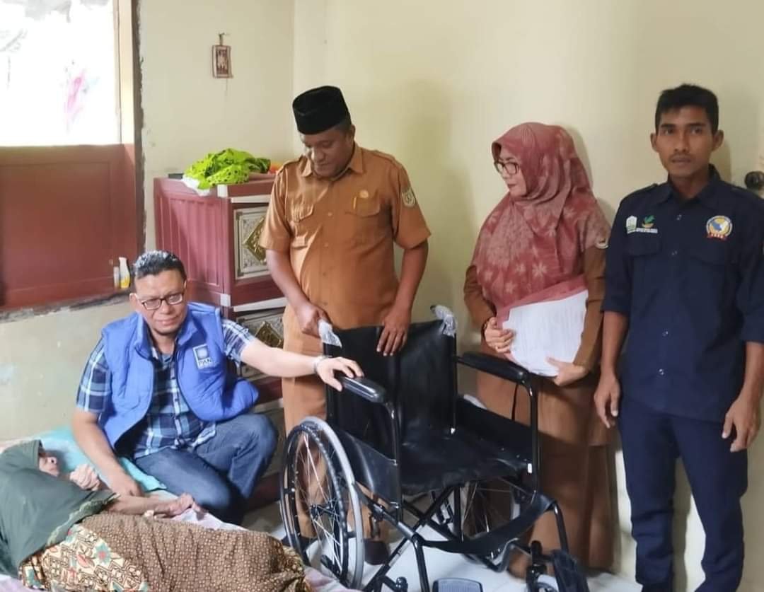 Musriadi,Anggota DPRK Banda Aceh Salurkan Kursi Roda untuk warga Ulee Kareng