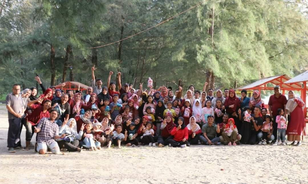 Keluarga Besar Sekretariat DPRK Banda Aceh Gelar Family Gathering di Pantai Riting