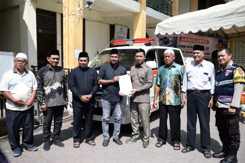 Ketua DPRK Serahkan Ambulans untuk Masyarakat Gampong Laksana
