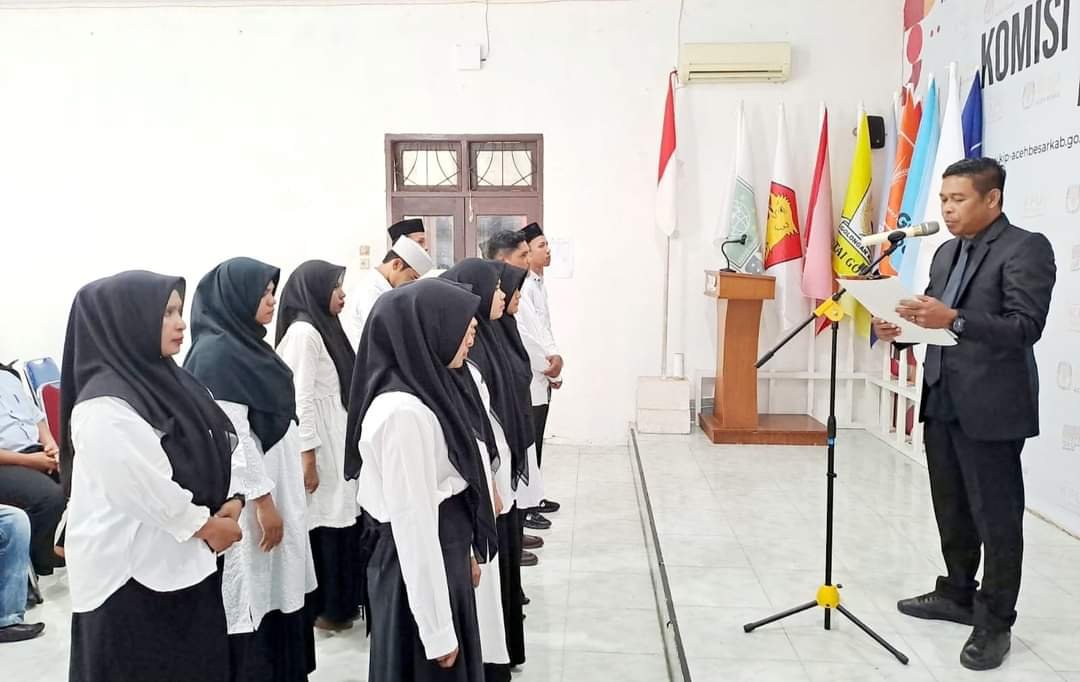 Ketua KIP Aceh Besar Lantik PAW Panitia Pemungutan Suara