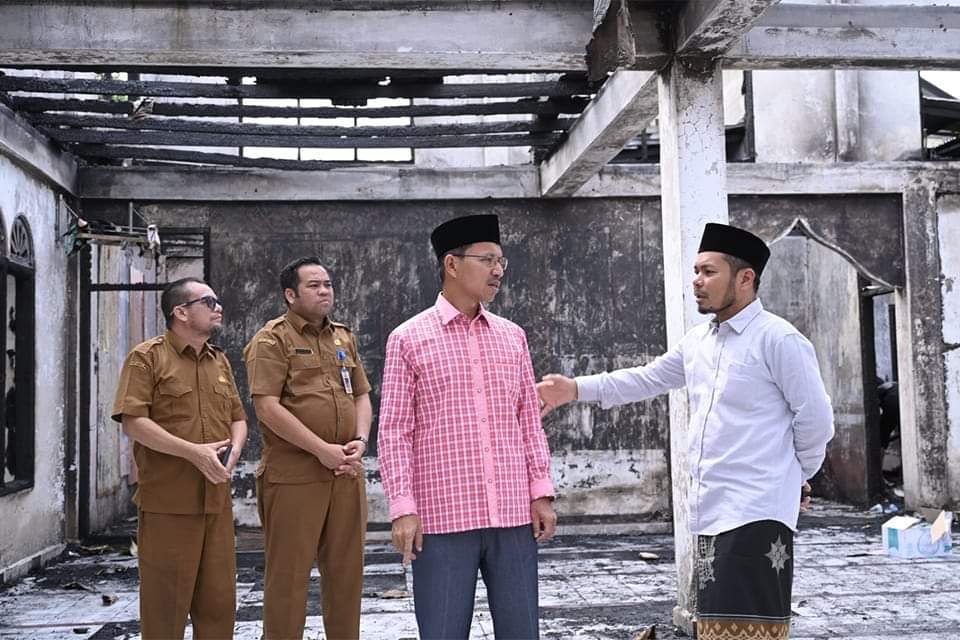 Salurkan Bantuan Masa Panik, Ketua DPRK Banda Aceh Kunjungi Dayah Babul Maqhfirah Pasca Kebakaran
