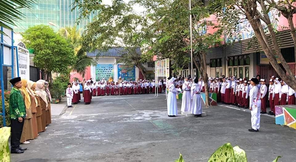 Ketua PERGUNU Banda Aceh Pembina Upacara di SD Negeri 4 Banda Aceh 1 FB IMG 1707097539341