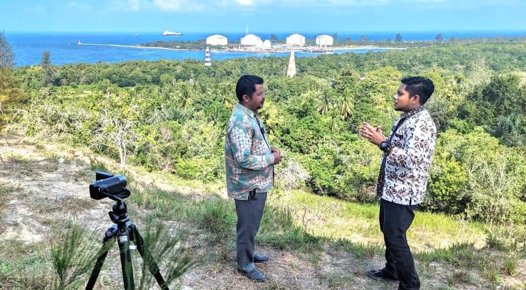 Kepala SMKN 7 Lhokseumawe Ajak Tim Meudrah Take Podcast di Goa Jepang