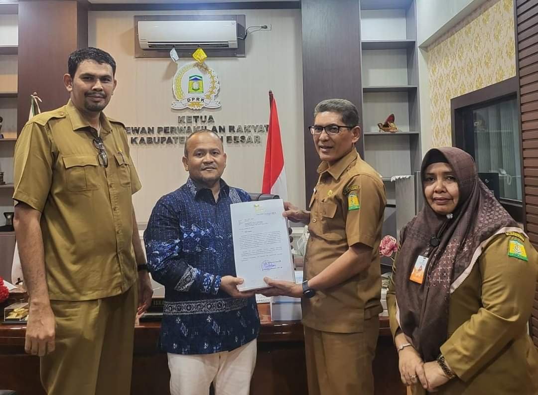 Asisten III Sekdakab Wakili Pj Bupati Serahkan LKPJ Kepada Ketua DPRK Aceh Besar