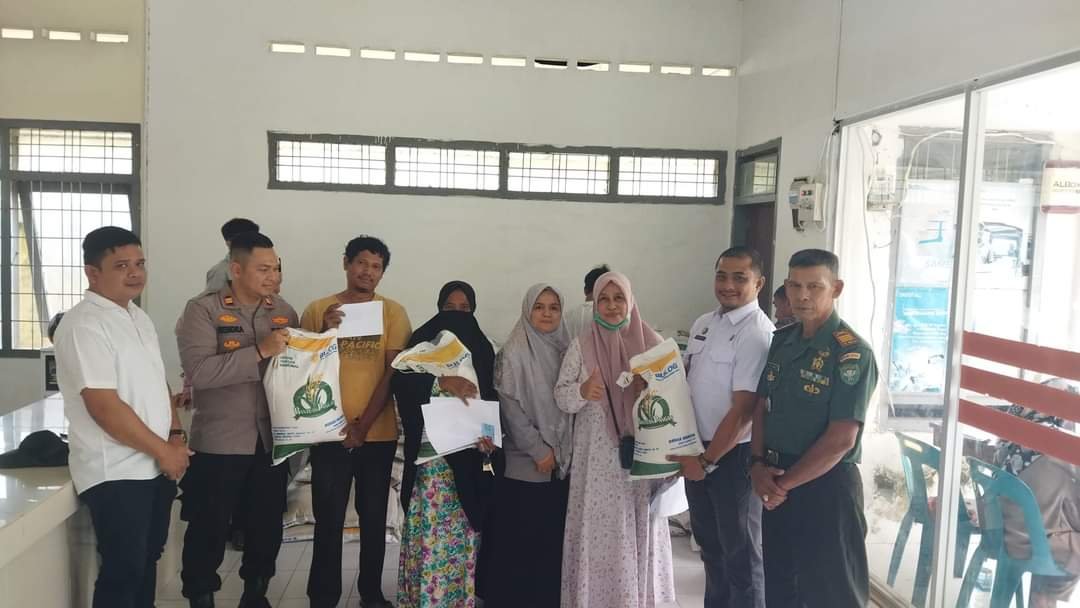 Lebih 7000 KPM di Darul Imarah, Peukan Bada dan Ingin Jaya Terima Beras Bantuan Pemerintah