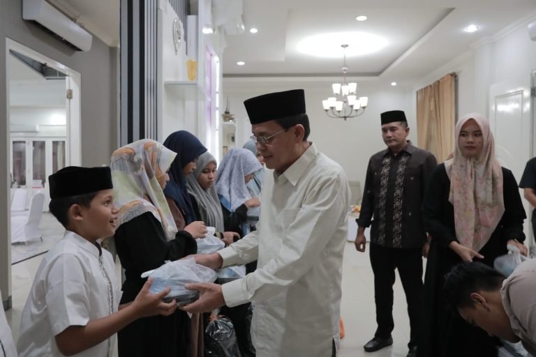 Bersama Kepala OPD, Forkopimda Banda Aceh Buka Puasa Bersama dan Santuni 100 Anak Yatim