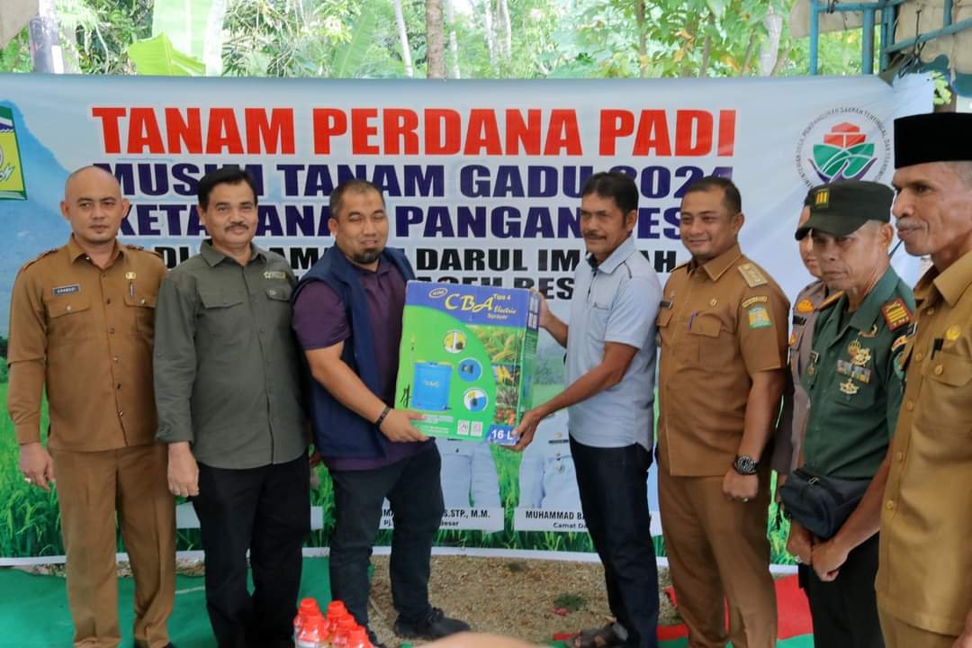 Pj Bupati Aceh Besar Tanam Perdana Padi MT 2024, Masyarakat Lamkawe Harapkan Irigasi