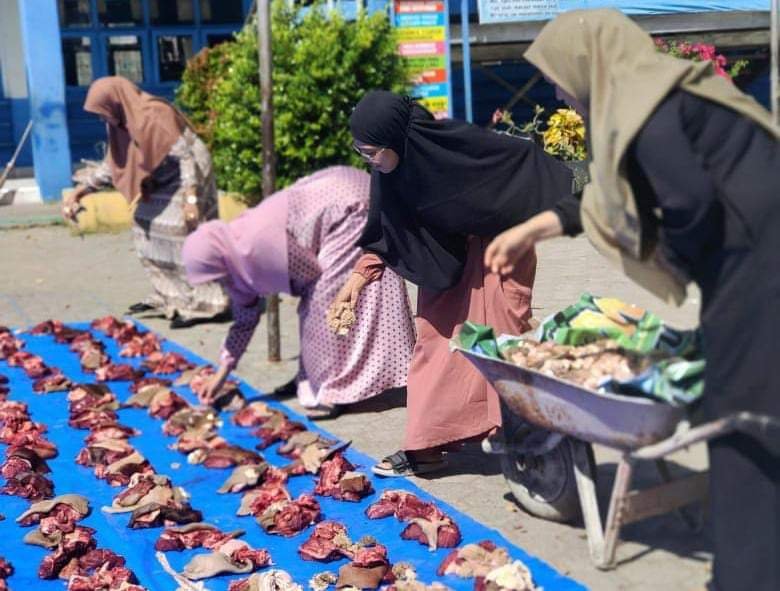 MIN 10 Aceh Besar Sembelih 5 Sapi Qurban, Disalurkan Untuk Guru, Siswa Dan Warga Sekitar