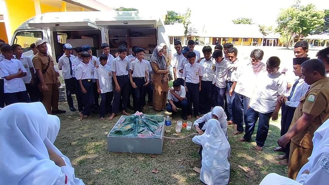 SMPN 1 BAITUSSALAM_Sosialisasi Aspek Kegiologian Dengan Model Geomobil.
