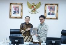 Menteri Kebudayaan Fadli Zon Serahkan Buku Pesona Wayang Indonesia kepada Rektor ISBI Aceh