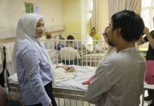 Istri Gubernur Aceh Jenguk Bayi Penderita Fimosis di RSUDZA