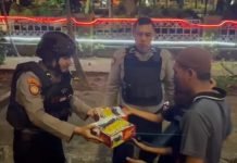 Sambil Patroli, Personel Sat Samapta Polres Langsa Bagikan Sahur Gratis kepada Masyarakat