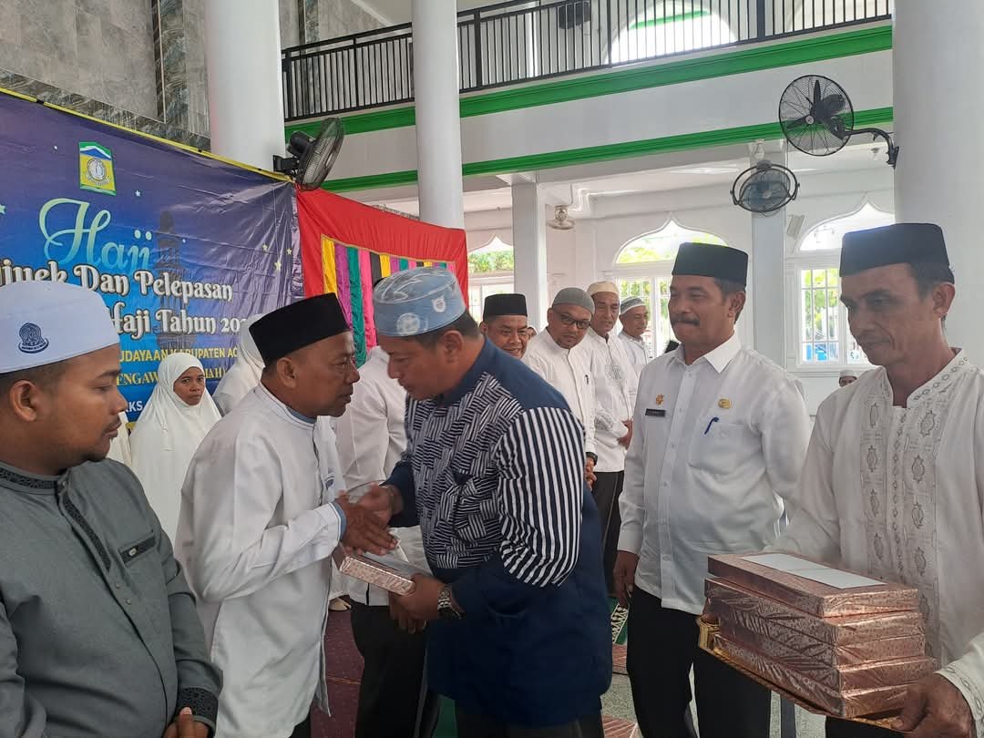 Wakil Bupati Aceh Besar Lepas Keberangkatan JCH Lingkup Disdikbud 1 FB IMG 1747286423822