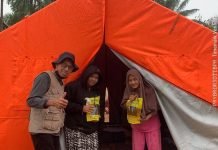 Yayasan JVS Salurkan Bantuan untuk Pengungsi Banjir di Kecamatan Sekerak