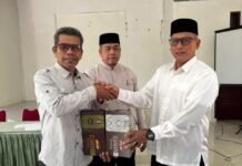 Sambut Idul Fitri, Bupati Bagikan 2.040 Ija Krong ke seluruh Imeum Chik di Aceh Besar