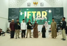 Kelompok ITF UIN Ar-Raniry Salurkan Sembako dan Santunan Tunai bagi Dhuafa dan Pegawai Kebersihan