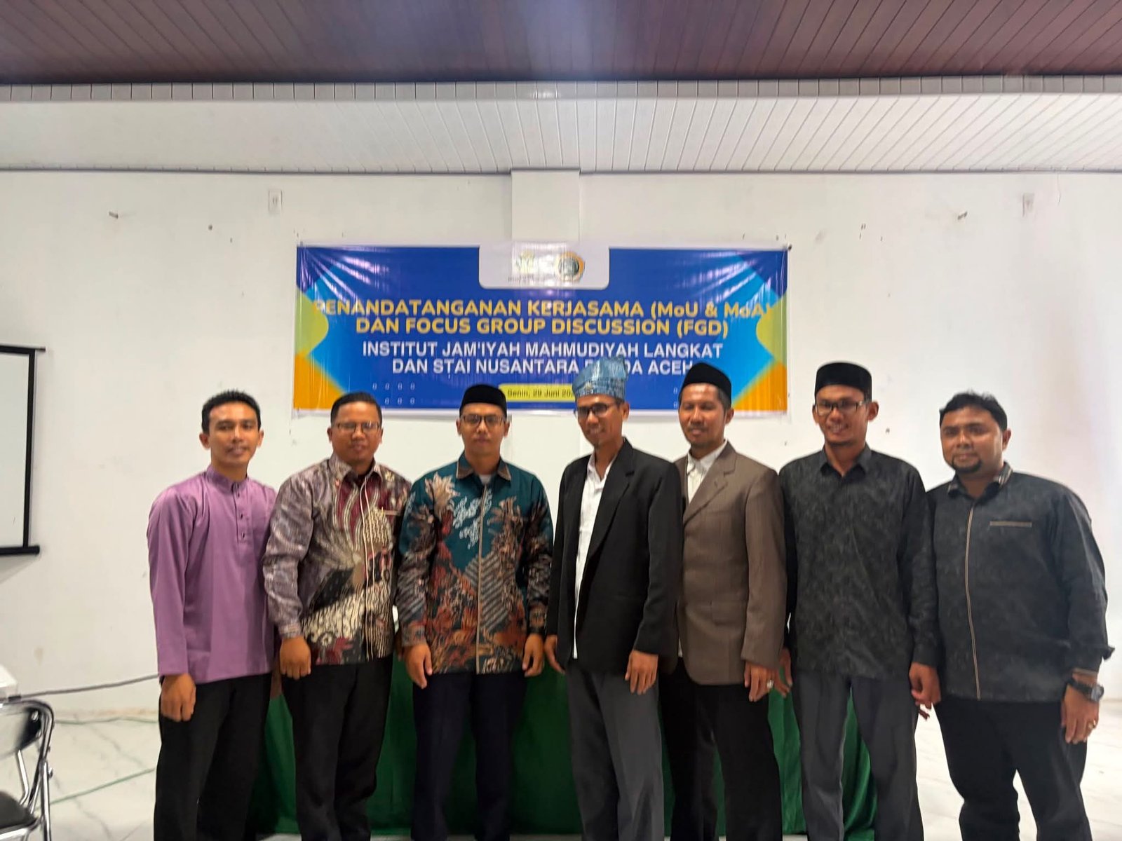 Pembina STAI Nusantara Banda Aceh Dihadiahkan Tengkolok oleh Kampus IJM Langkat 1 FB IMG 1782916491310
