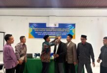 Pembina STAI Nusantara Banda Aceh Dihadiahkan Tengkolok oleh Kampus IJM Langkat