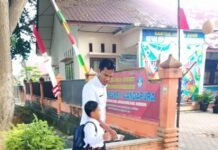 Para Ayah di Bireuen Semangat Antar Anak ke Sekolah